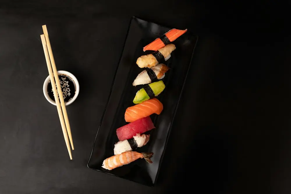 Siyah tabakta nigiri